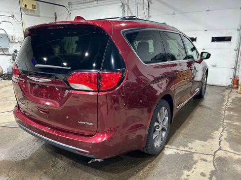 Used 2018 Chrysler Pacifica Limited w/ Tire & Wheel Group FWD image 16