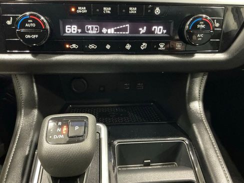 Used 2024 Nissan Pathfinder SL AWD/4WD image 12