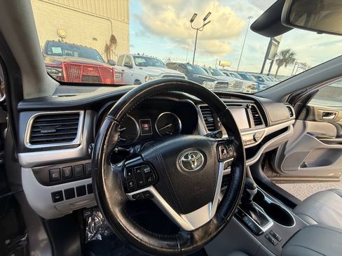 Used 2019 Toyota Highlander XLE FWD image 25
