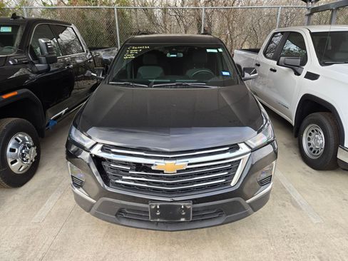 Used 2023 Chevrolet Traverse LT image 3