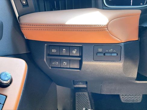 Used 2019 Toyota Avalon Limited FWD image 32