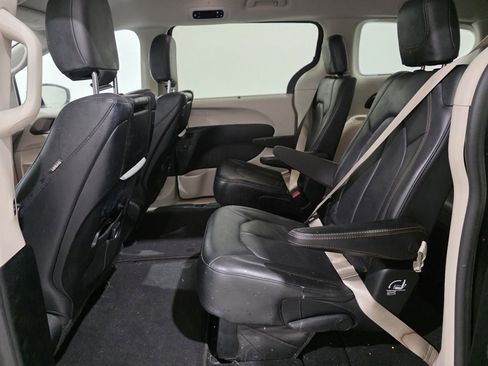 Used 2017 Chrysler Pacifica Touring-L Plus image 10