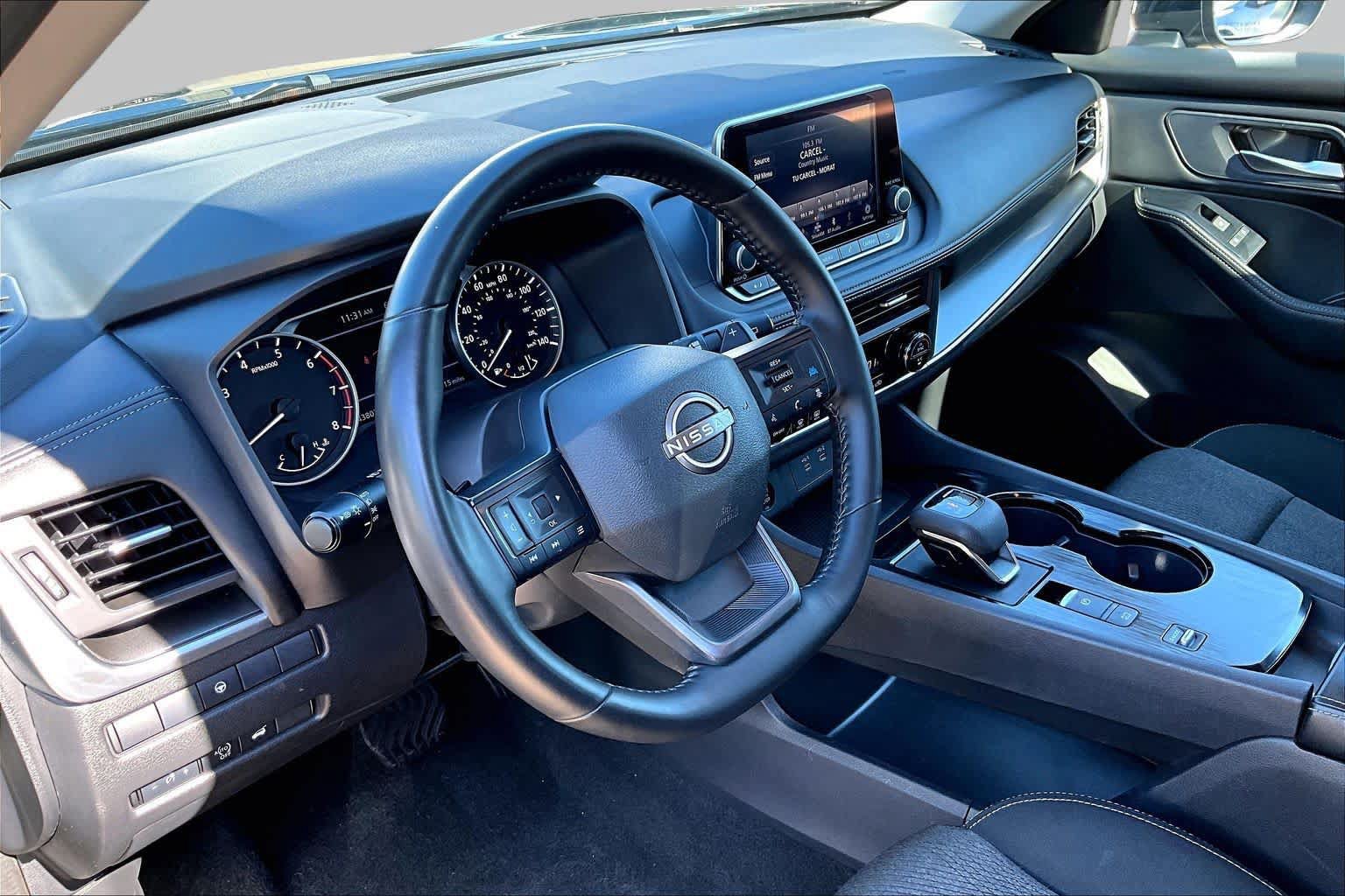 Used 2025 Nissan Rogue SV FWD image 17