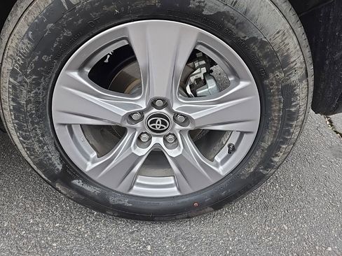 Used 2025 Toyota RAV4 XLE image 37