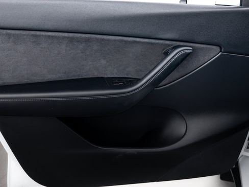 Used 2021 Tesla Model Y Long Range image 11