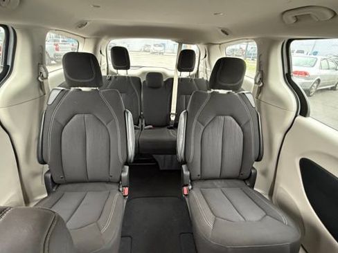 Used 2023 Chrysler Voyager LX image 18