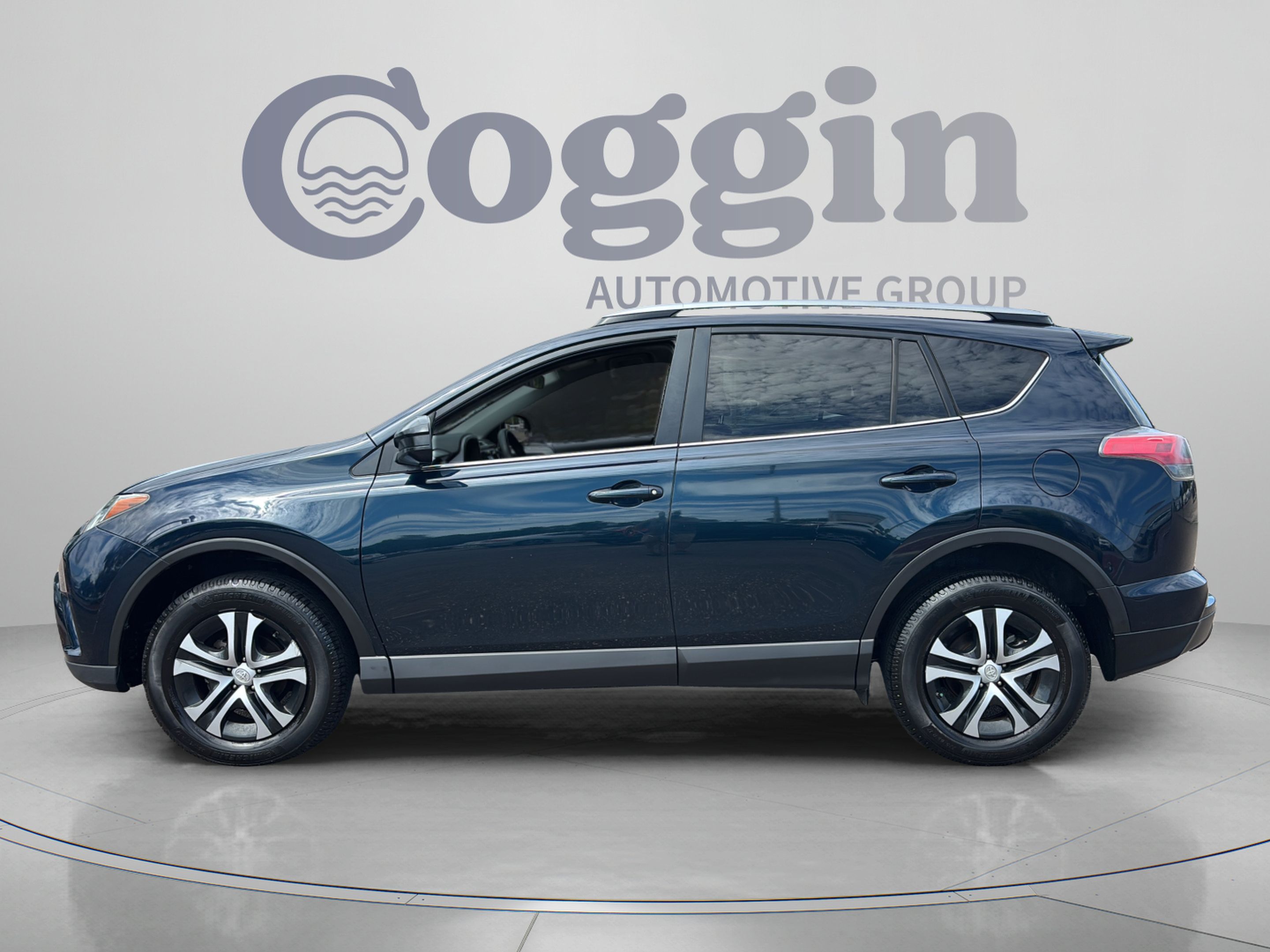 Used 2017 Toyota RAV4 LE FWD image 2