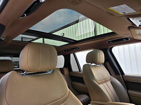 Used 2024 Land Rover Range Rover SE AWD/4WD image 6