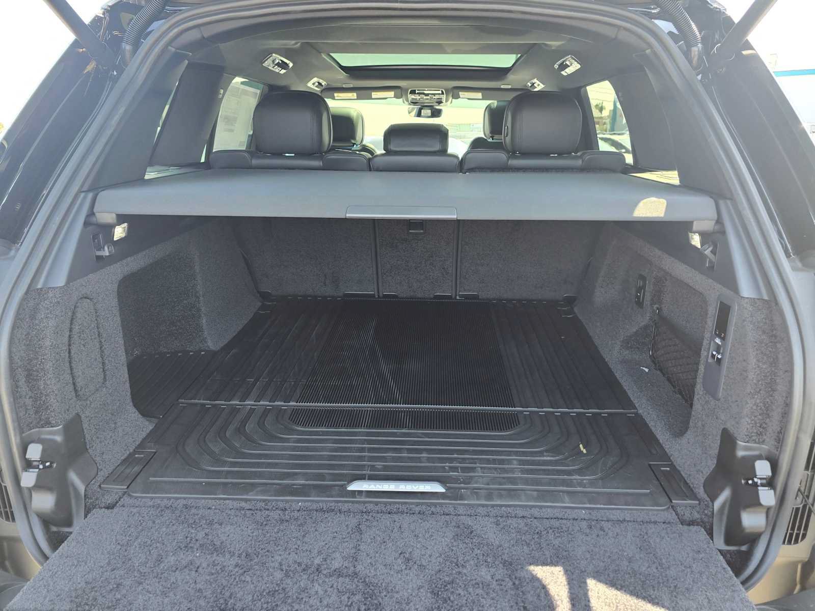 New 2025 Land Rover Range Rover SE AWD/4WD image 17