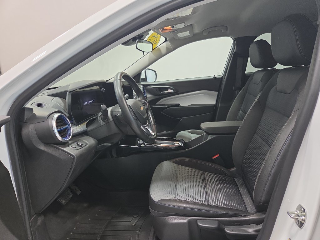 Used 2025 Chevrolet Trax LT w/ LT Convenience Package FWD image 24
