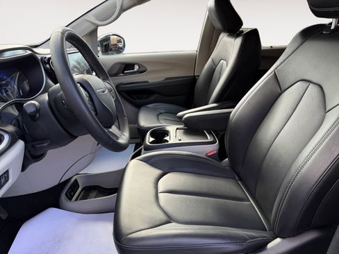 Used 2024 Chrysler Pacifica Touring-L image 12