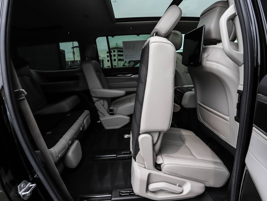 Used 2022 Jeep Wagoneer Series III w/ Premium Group I AWD/4WD image 31