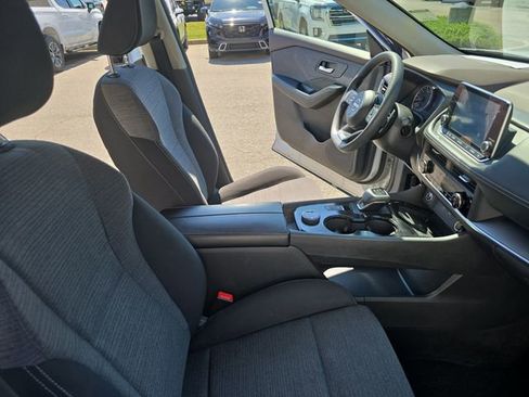 Used 2023 Nissan Rogue SV image 11