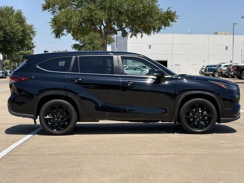 Used 2024 Toyota Highlander LE FWD image 3
