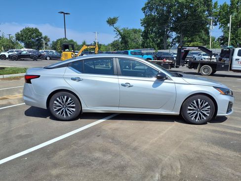 Used 2025 Nissan Altima 2.5 SV FWD image 2