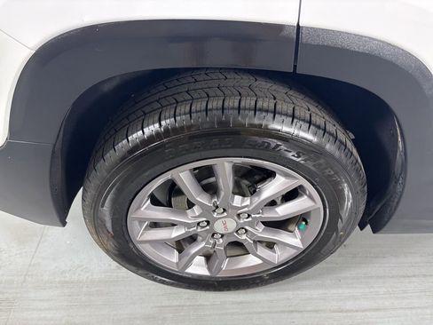 Used 2024 GMC Terrain SLT image 12