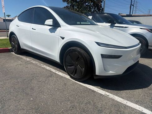 Used 2026 Tesla Model Y 2WD image 2