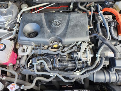 Used 2021 Toyota RAV4 LE image 9