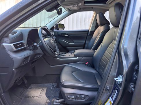 Used 2021 Toyota Highlander XLE FWD image 15