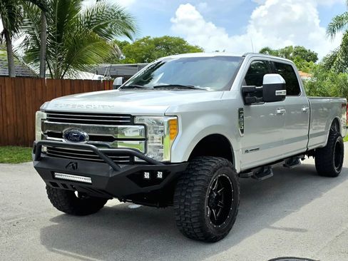Used 2017 Ford F250 Lariat w/ Lariat Value Package AWD/4WD image 3