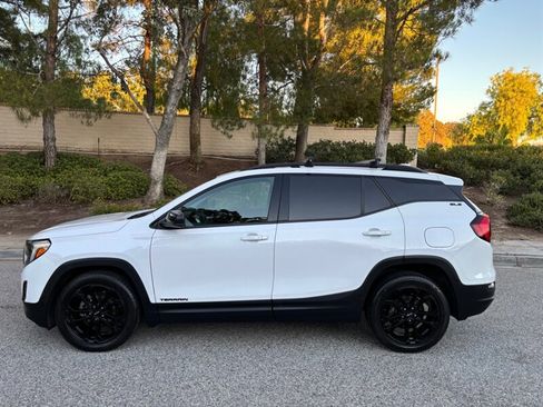 Used 2020 GMC Terrain SLE w/ Elevation Edition image 2