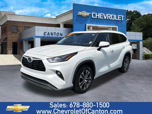 Used 2023 Toyota Highlander XLE FWD image 1