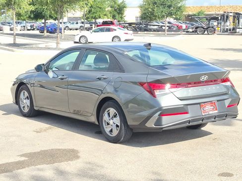 Used 2025 Hyundai Elantra SE FWD image 3