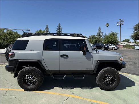 Used 2014 Toyota FJ Cruiser 4WD w/ Convenience Package image 5