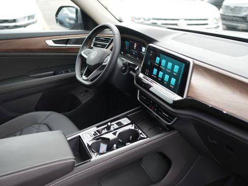 Used 2025 Volkswagen Atlas SE AWD/4WD image 16