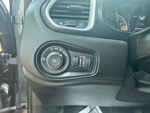 Used 2020 Jeep Renegade Latitude FWD image 16