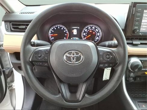 Used 2020 Toyota RAV4 LE image 16