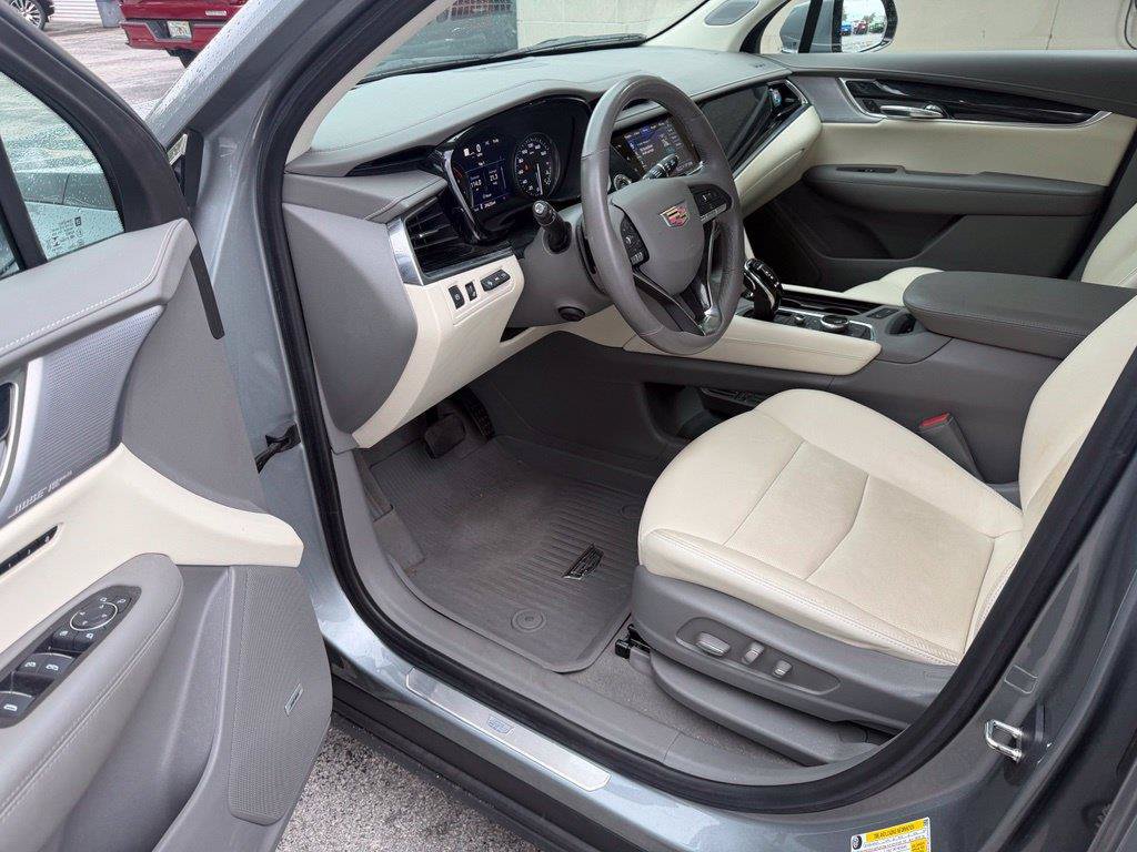 Used 2023 Cadillac XT6 Premium Luxury w/ Technology Package FWD image 13