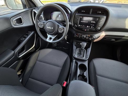 Used 2025 Kia Soul LX w/ LX Technology Package FWD image 32