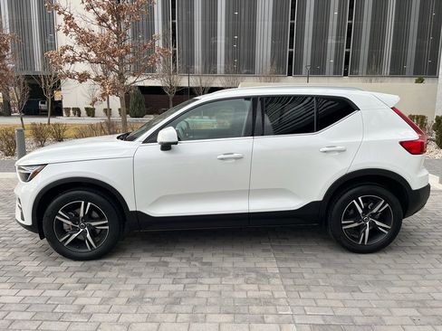 Used 2025 Volvo XC40 B5 Core image 10