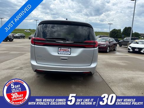 Certified 2024 Chrysler Pacifica Touring-L FWD image 6