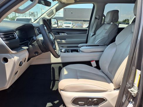 Used 2024 Jeep Wagoneer Series II w/ Flexible Seating Group RWD image 19