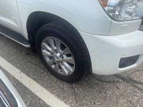 Used 2017 Toyota Sequoia Platinum AWD/4WD image 3