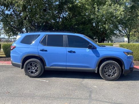 Used 2025 Honda Pilot TrailSport image 2