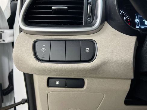 Used 2018 Kia Sorento LX image 16