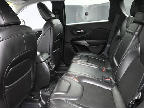 Used 2019 Jeep Cherokee Latitude Plus AWD/4WD image 12
