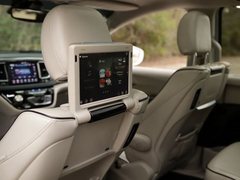 Used 2018 Chrysler Pacifica Limited w/ Advanced Safetytec Group image 31