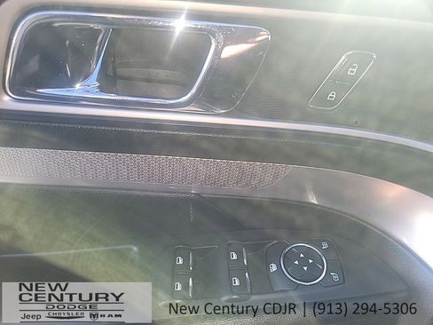 Used 2017 Ford Explorer XLT image 7