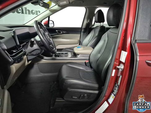 Used 2025 Kia Carnival FWD image 9