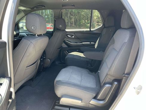 Used 2022 Chevrolet Traverse LT FWD image 3