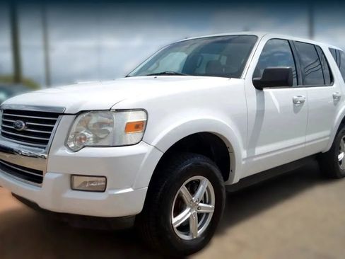 Used 2010 Ford Explorer XLT image 3