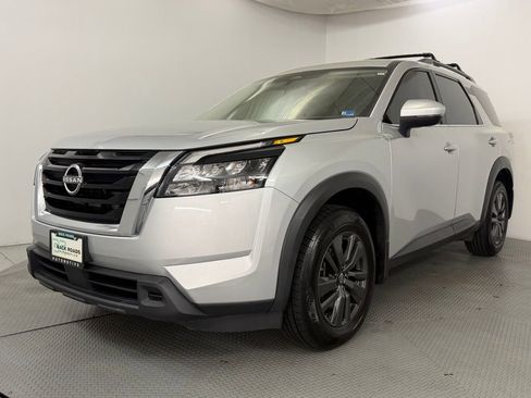 Used 2023 Nissan Pathfinder SV image 3