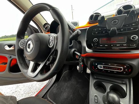 Used 2016 smart fortwo passion RWD image 14