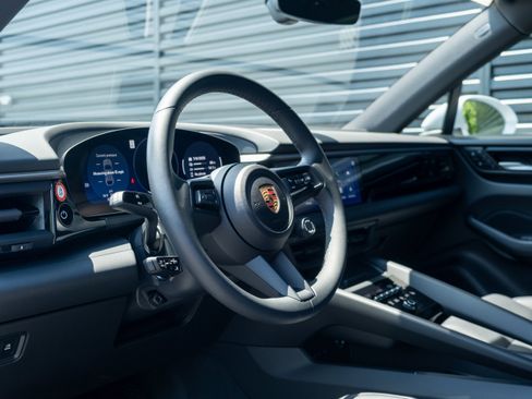 Used 2025 Porsche Macan Electric image 4