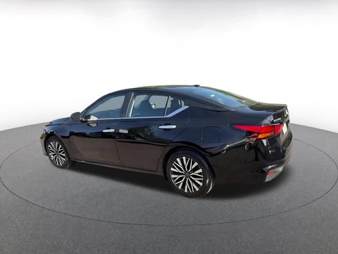 Used 2025 Nissan Altima 2.5 SV FWD image 10