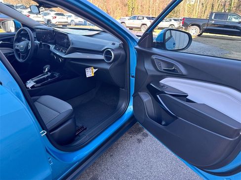 New 2026 Chevrolet Trax LT w/ Sunroof Package image 30